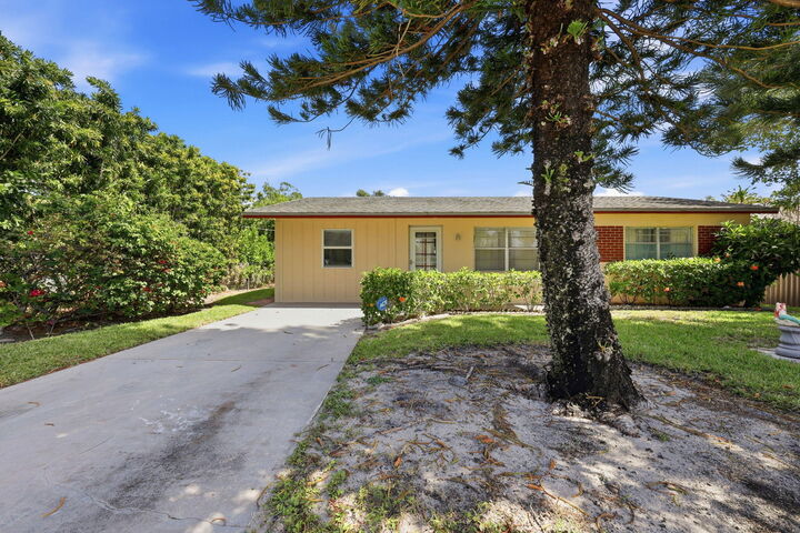 Property Photo:  115 SE 11th Avenue  FL 33435 