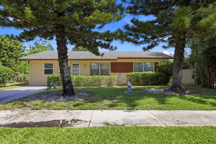 Property Photo:  115 SE 11th Avenue  FL 33435 