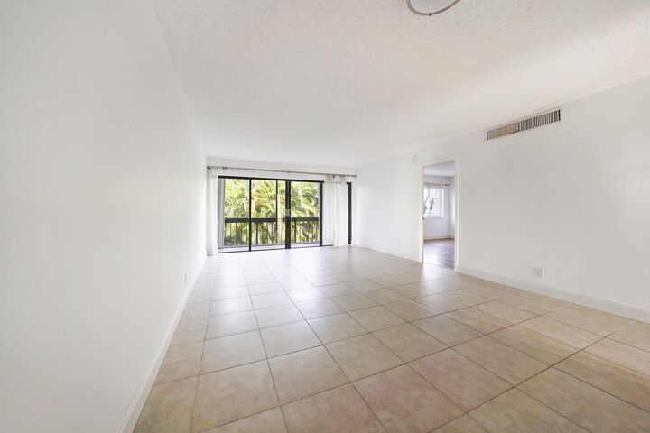 Property Photo:  3050 Presidential Way 205  FL 33401 