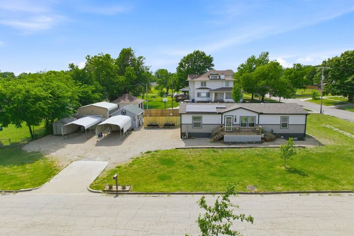 Property Photo:  519 E 3rd St  KS 67045-1903 