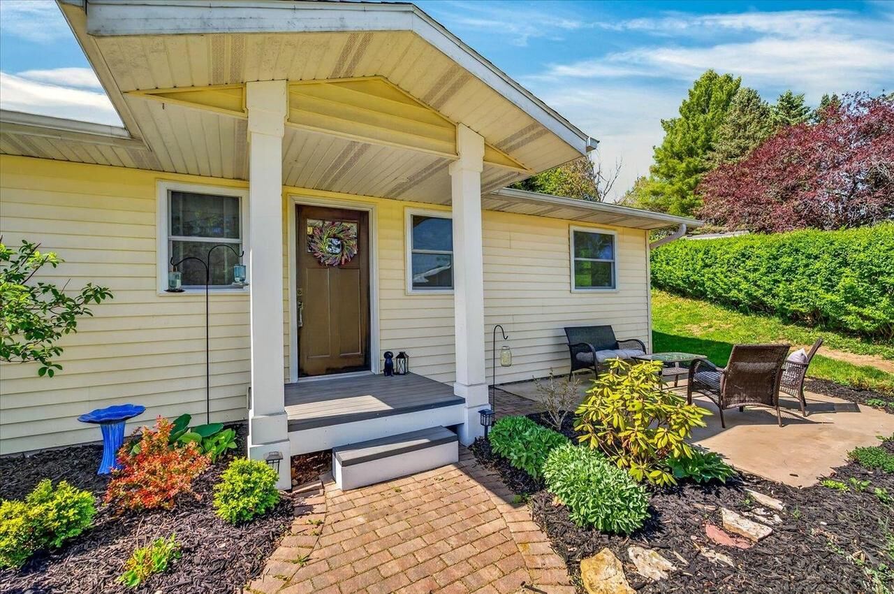 Property Photo:  325 Heidi Court  WI 53574 