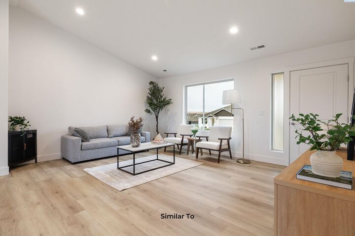 Property Photo:  1613 Parkwood Ct  WA 98930 