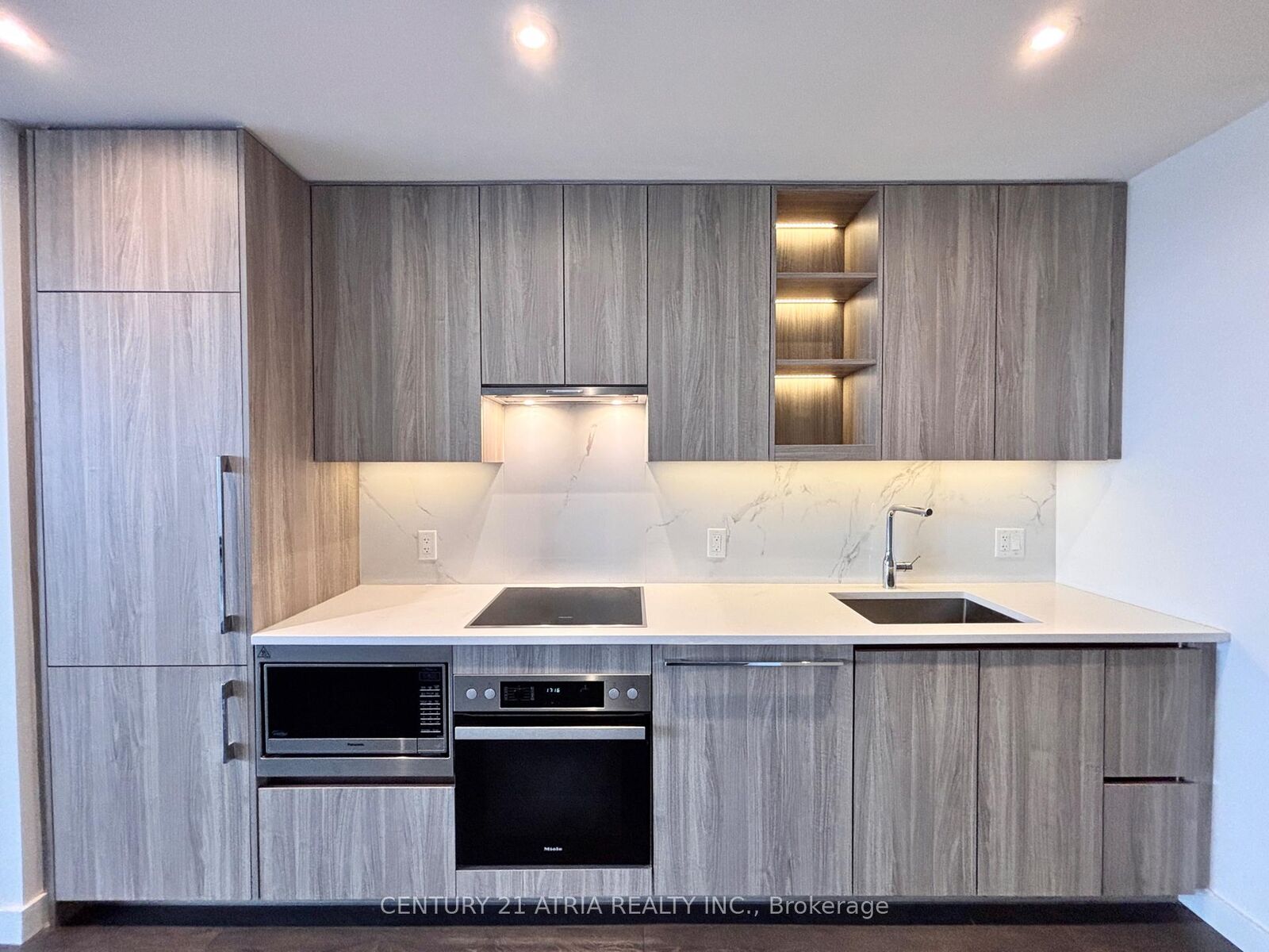 Property Photo: 27 McMahon Drive 1211 ON M2K 0J2