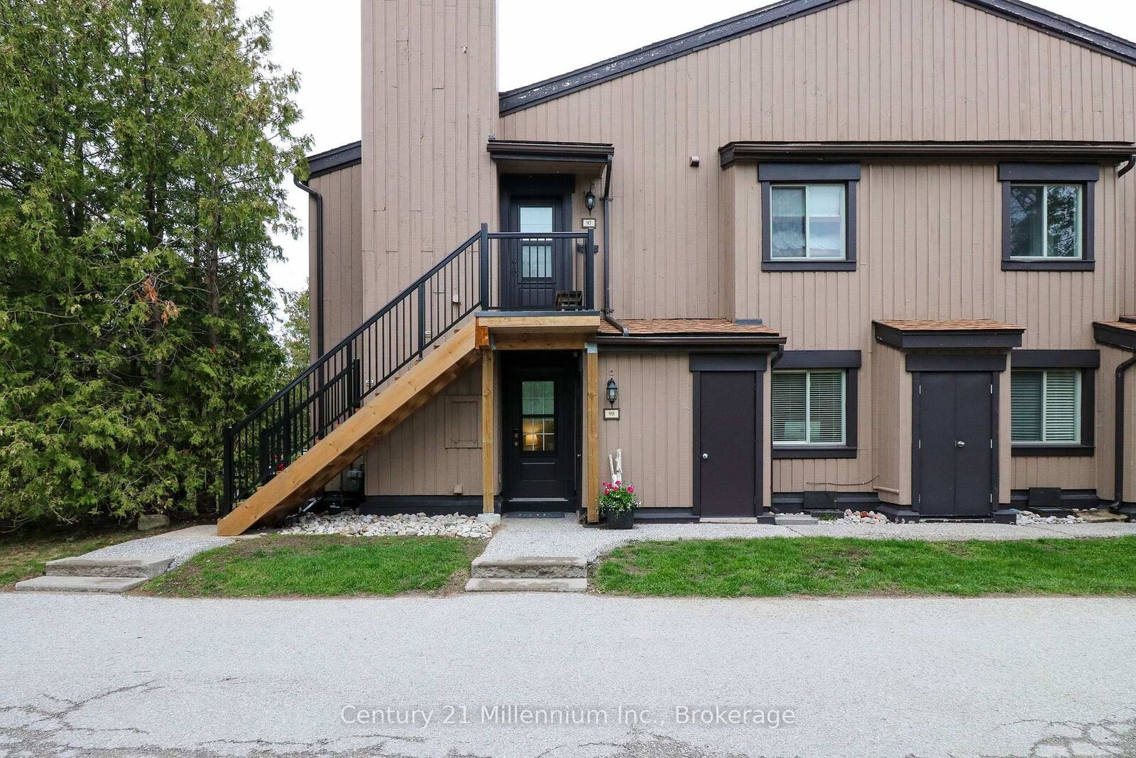 Property Photo: 23 Dawson Drive 98 ON L9Y 5B4
