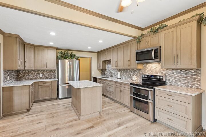 Property Photo:  2700 W Dickinson  OK 74023 