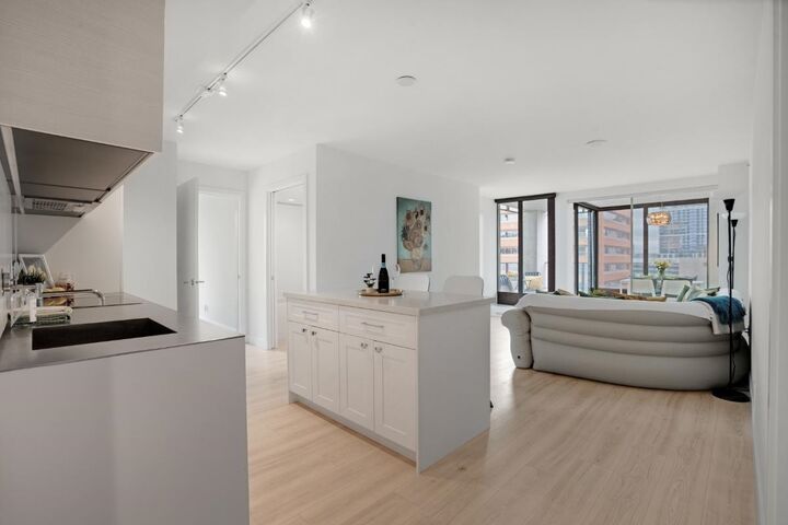 Property Photo:  1133 Hornby Street 1502  BC V6Z 1W1 