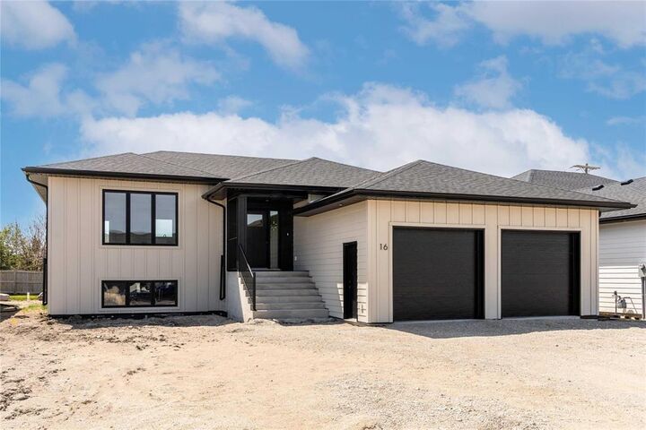 Property Photo:  16 Parkside Crescent  MB R5G 2X3 