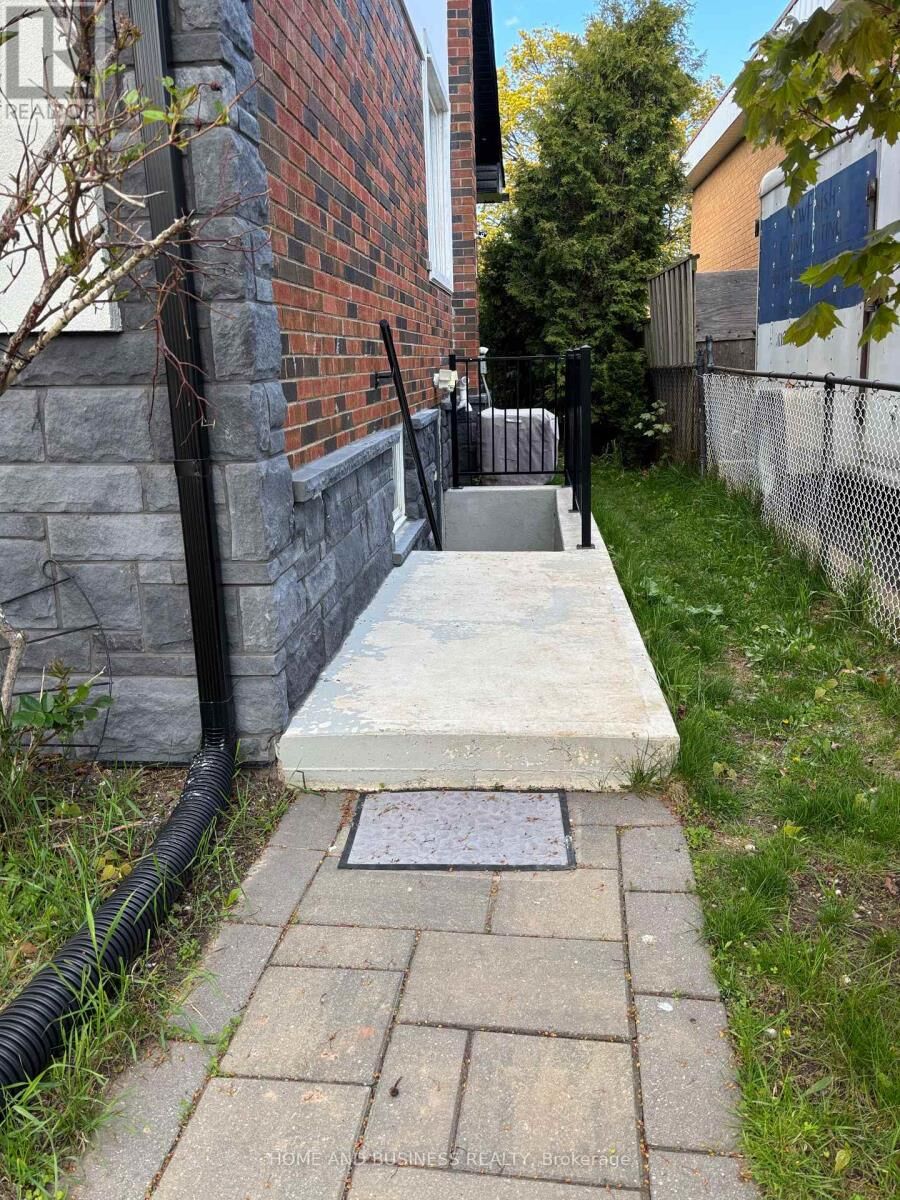 Property Photo:  5651 Turney Drive Bsmt  ON L5M 1A1 