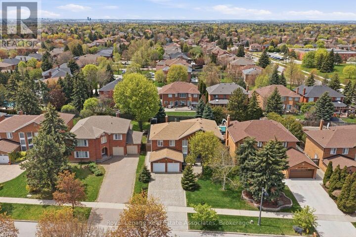 Property Photo:  160 Fifth Avenue  ON L4L 6Z3 
