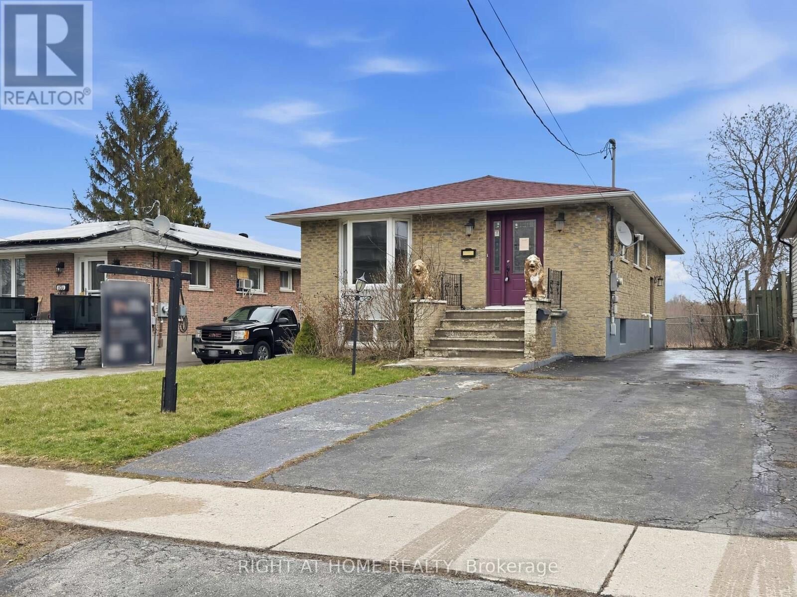 Property Photo:  839 Glen Street  ON L1J 3T9 