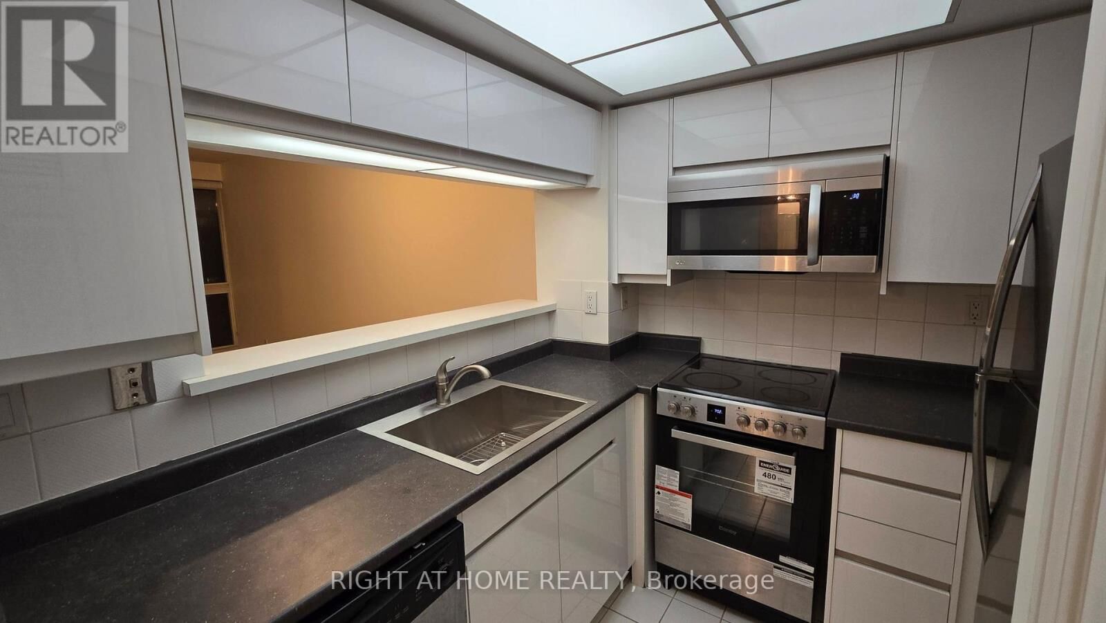 Property Photo:  7 Broadway Avenue 311  ON M4P 3C5 