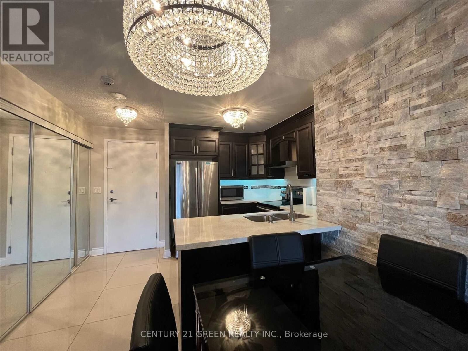 Property Photo: 3888 Duke Of York Boulevard 435 ON L5B 4P5