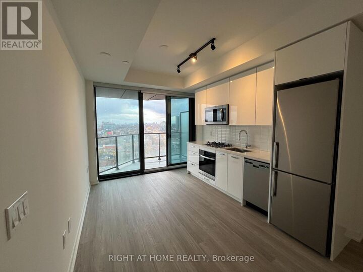 Property Photo:  195 McCaul Street 1615  ON M5T 1W6 
