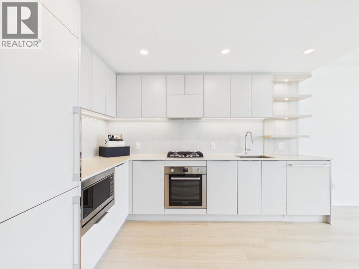 Property Photo: 311 Alderson Avenue 1604 BC V3K 0K3