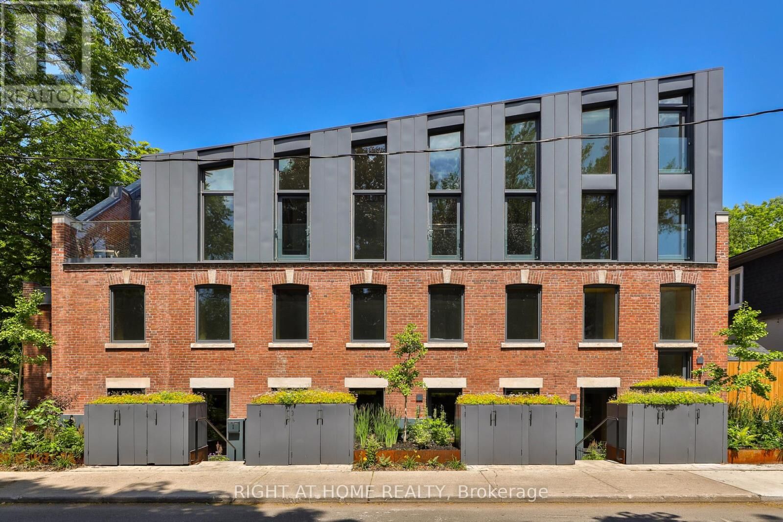 Property Photo:  225 Brunswick Avenue Ph 2  ON M5S 2M6 