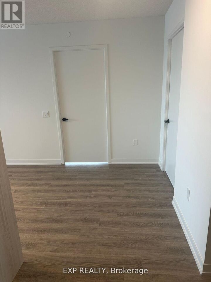 Property Photo:  195 Commerce Street 1906  ON L4K 0P9 