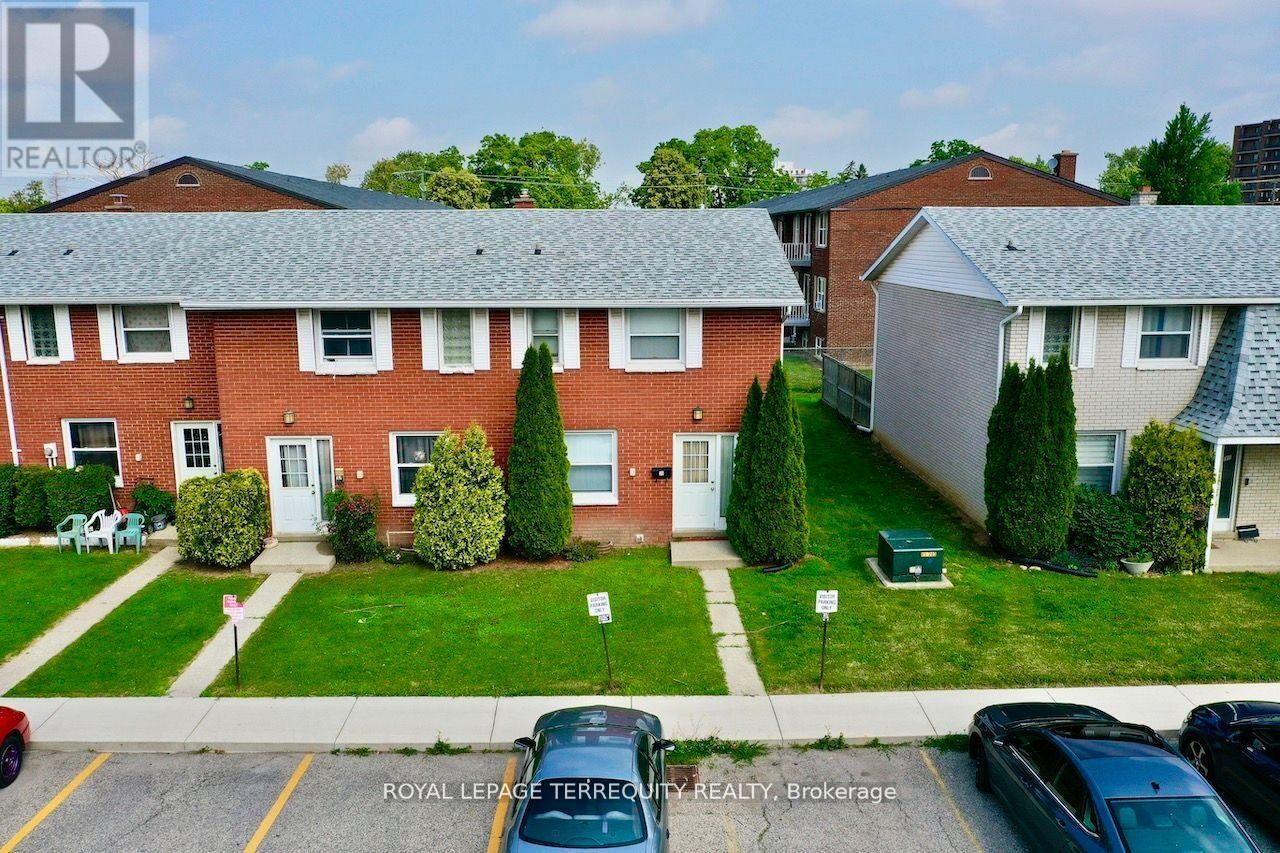 Property Photo:  35 Orchard Place  ON N7M 1A6 