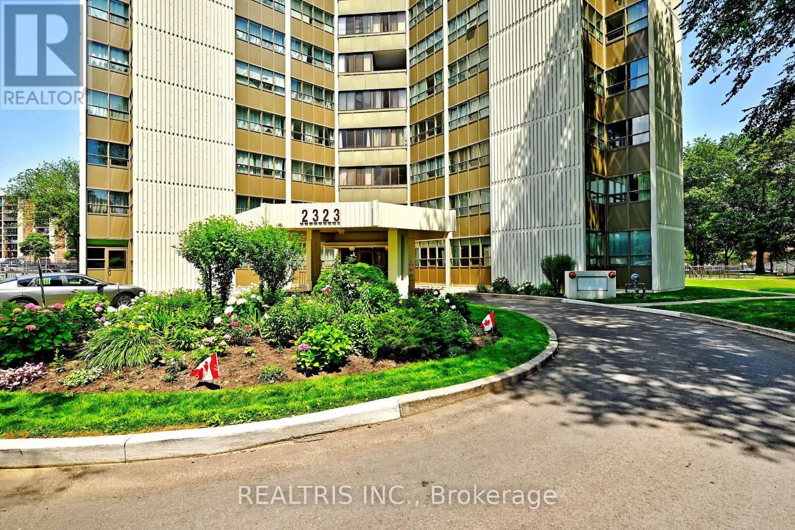 Property Photo: 2323 Confederation Parkway 807 ON L5B 1R6