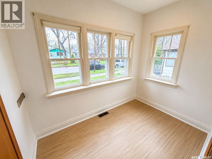 Property Photo:  828 I Avenue S  SK S7M 1Z3 