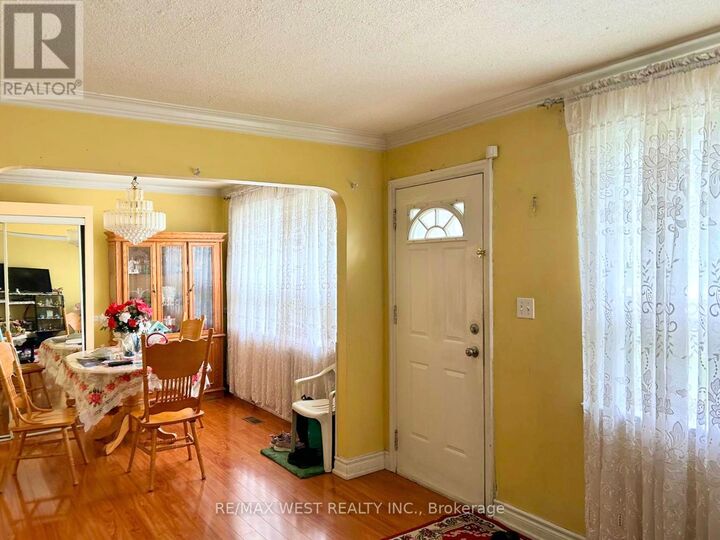 Property Photo:  2567 Kingston Road  ON M1M 1M1 
