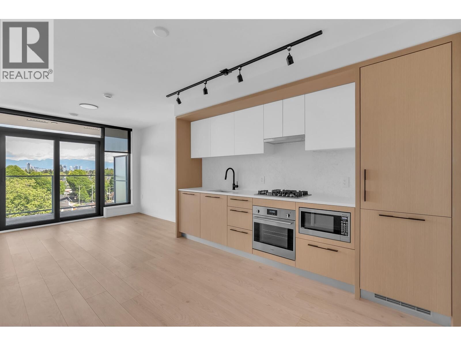 Property Photo:  2729 Kingsway 7xx  BC V5R 0M6 