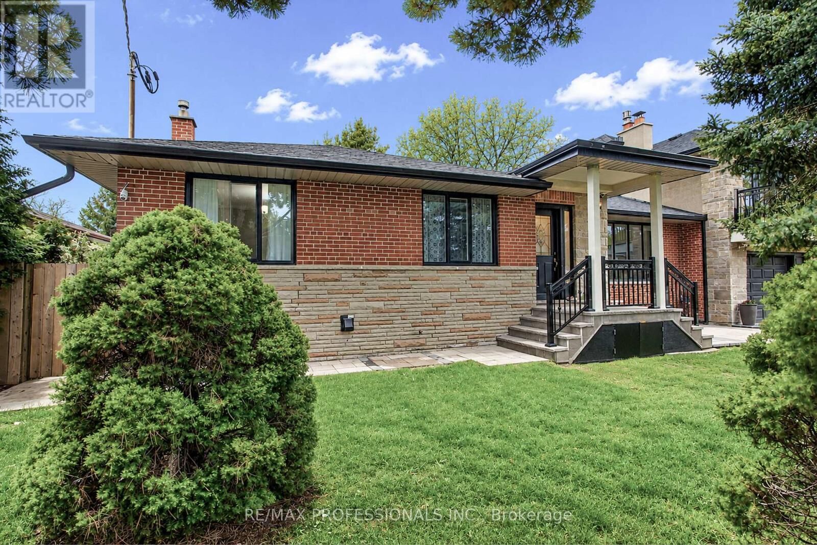 Property Photo:  40 Cowley Avenue  ON M9B 2E3 