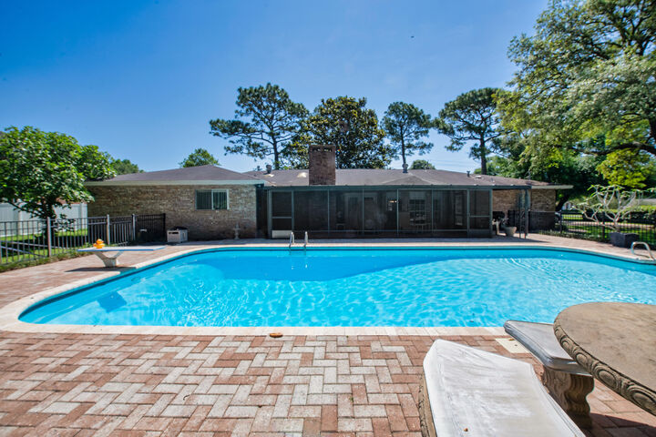 Property Photo: 645 NE Country Club Avenue FL 32547