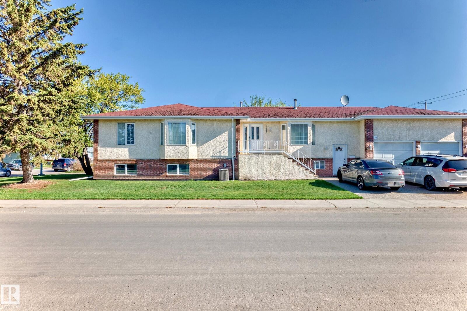 Property Photo:  15330 99 Avenue NW  AB T5P 0H9 
