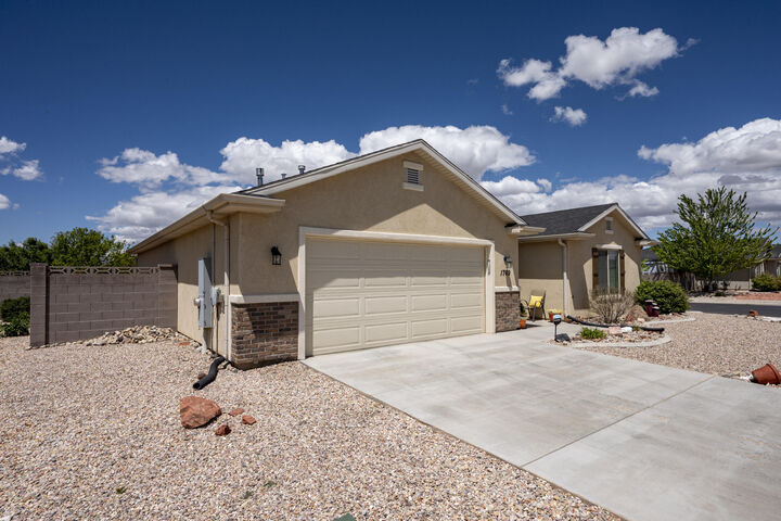 Property Photo: 1769 N Willow Ln UT 84721