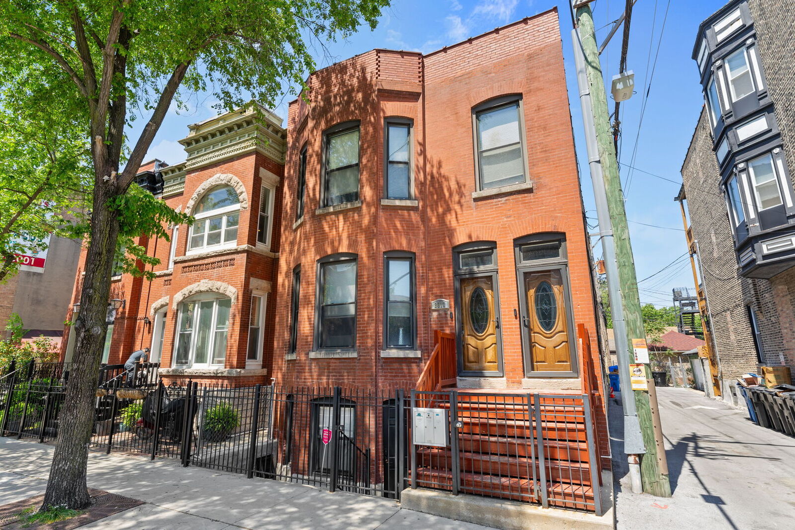 Property Photo: 2312 W Taylor Street IL 60612