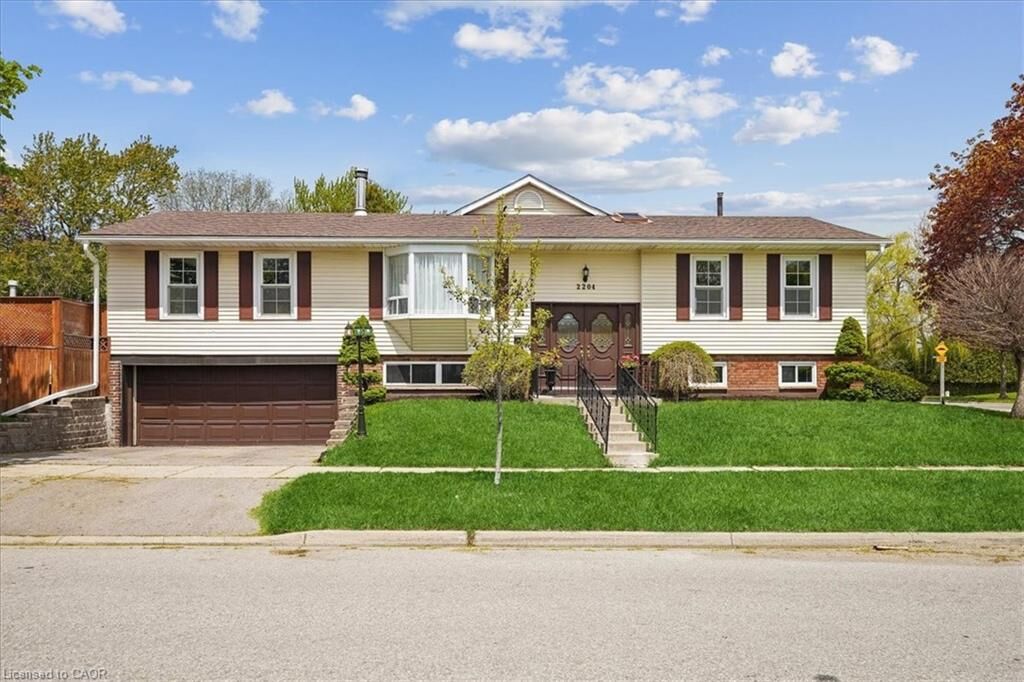 Property Photo:  2204 Cartier Crescent  ON L7P 2Z5 
