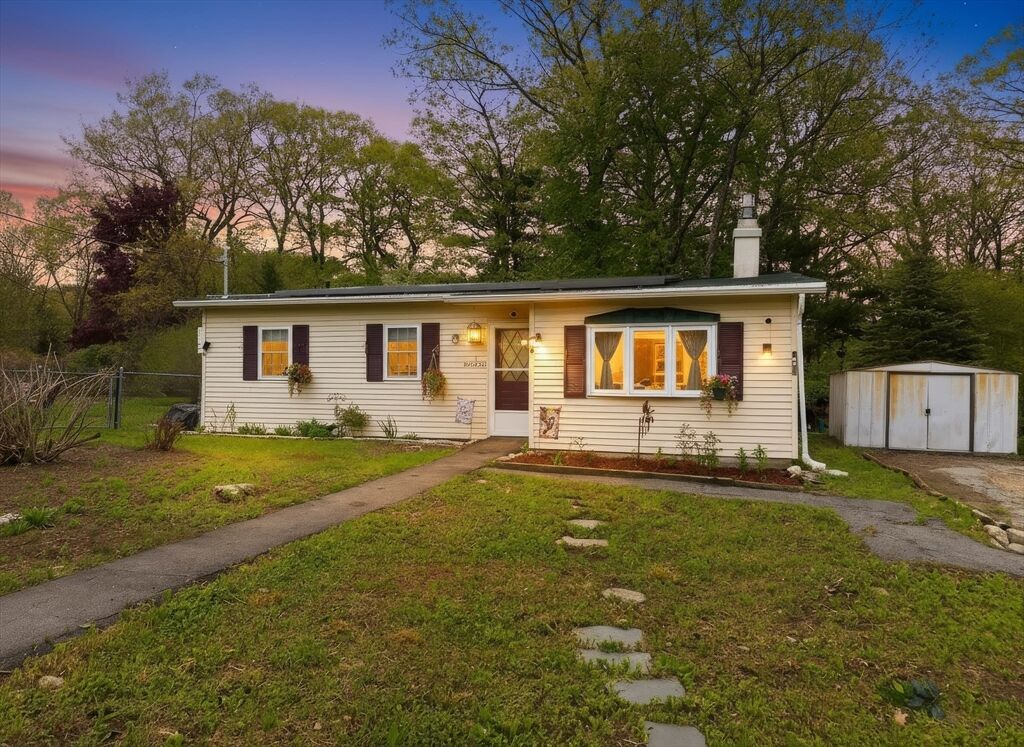 Property Photo:  4 Bunker Hill Rd  MA 01524 