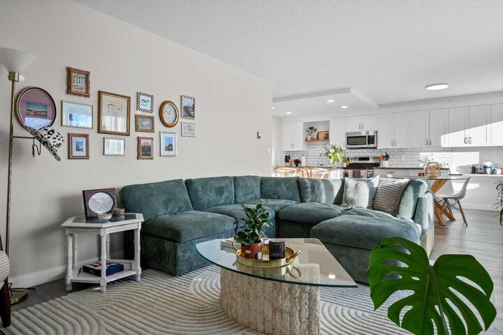 Property Photo: 1208 14 Avenue SW 201 AB T3C 0V9