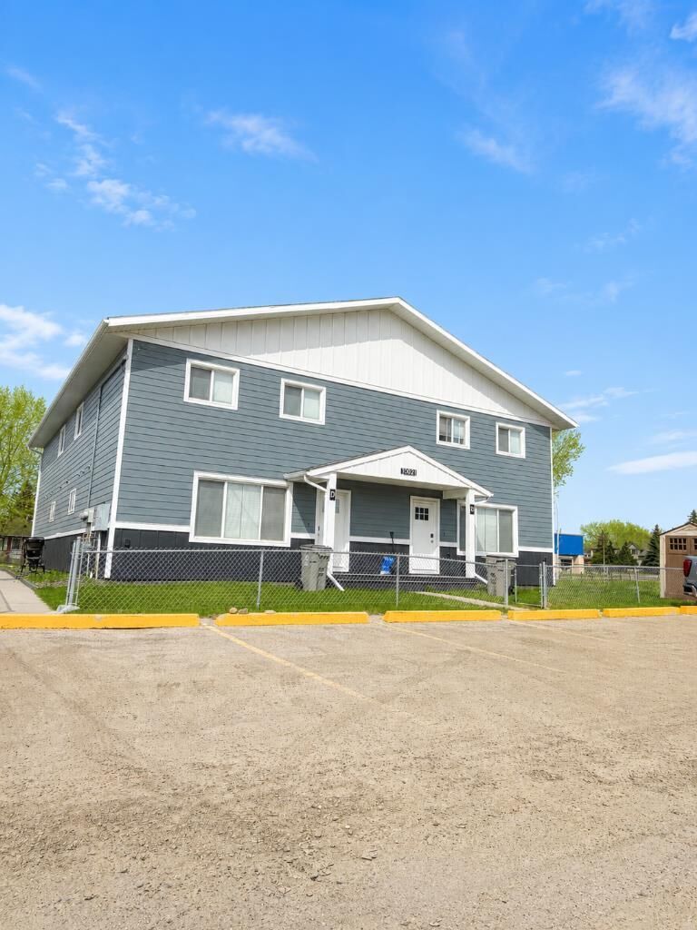 Property Photo:  10021 105 Avenue C  AB T8V 1H2 