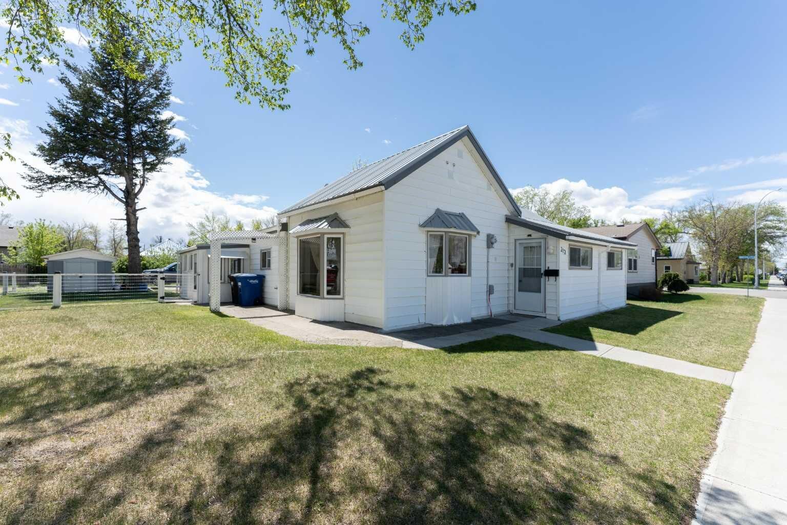 Property Photo:  212 20 Street  AB T0L 0Z0 