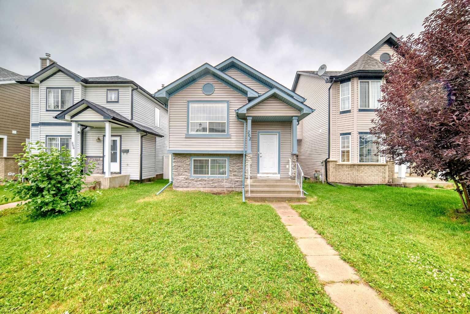 Property Photo:  202 Saddlemead Green NE  AB T3J 4M7 