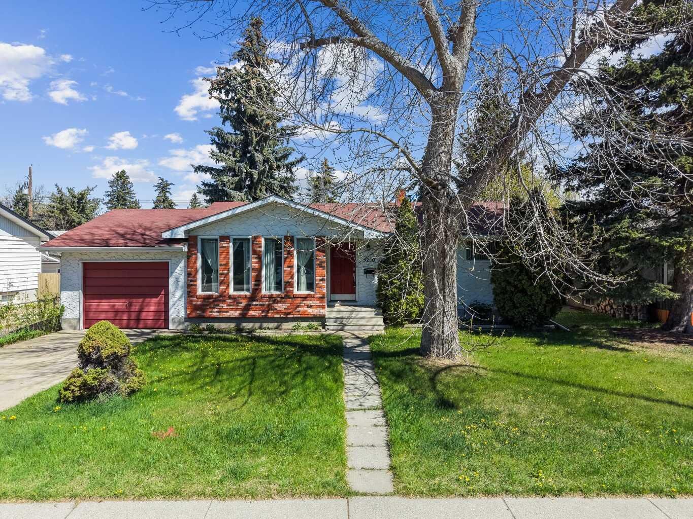 Property Photo:  5220 Grove Hill Road SW  AB T3E 4G6 