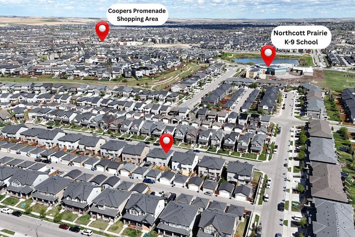 Property Photo:  114 Hillcrest Close SW  AB T4B 4H6 