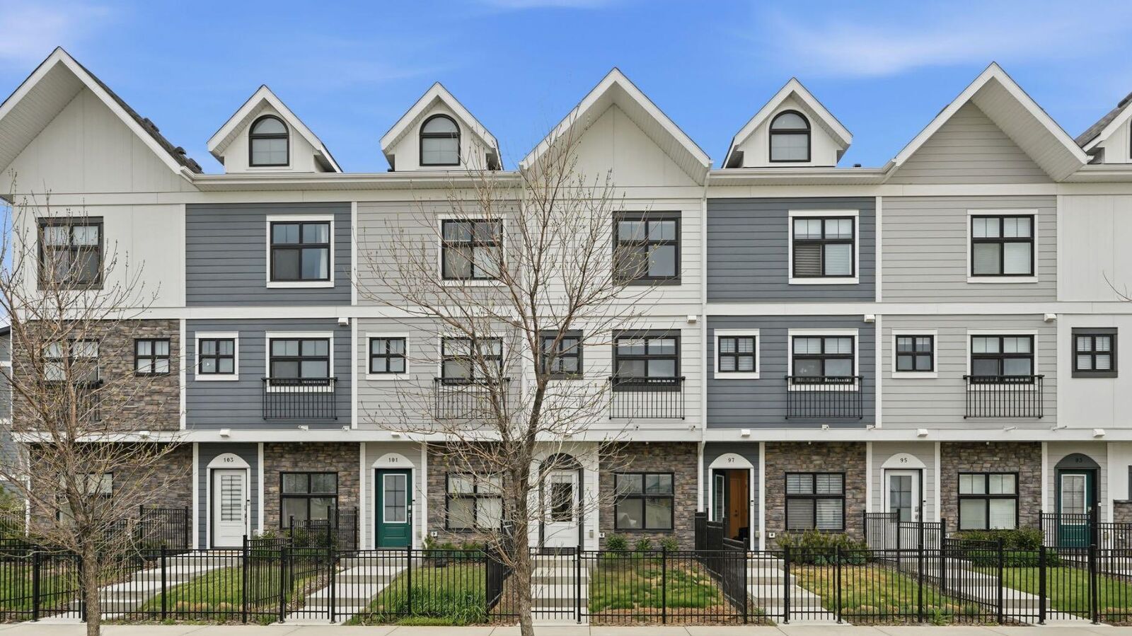 Property Photo: 99 Les Jardins Park SE AB T2C 5V3