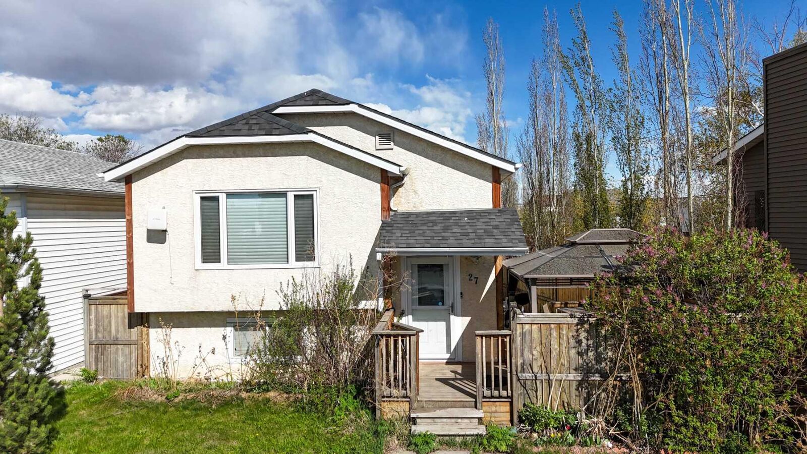 Property Photo:  27 Erin Grove Court SE  AB T2B 3A8 