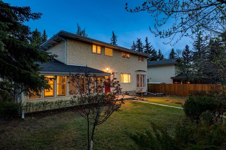 Property Photo:  40 Varston Place NW  AB T3A 0B7 
