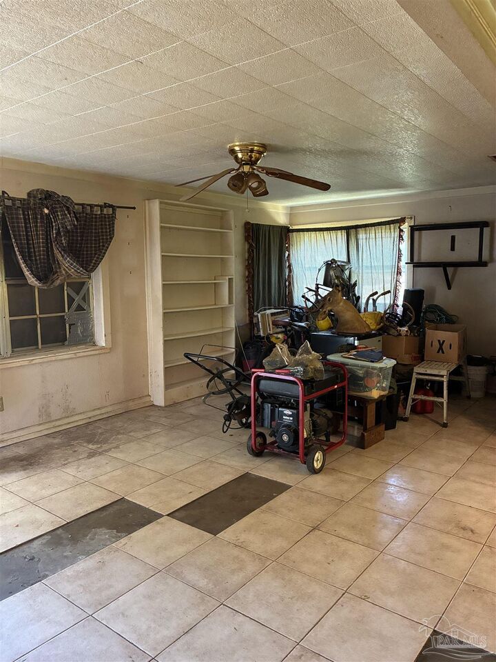 Property Photo: 7401 Sachem Rd FL 32506