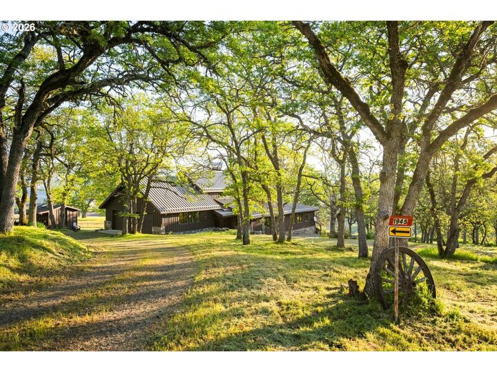 Property Photo: 1945 Cynthia Way OR 97040