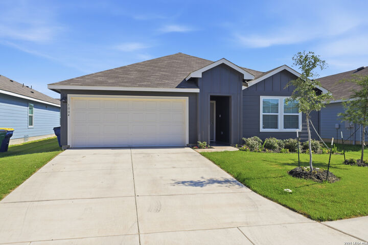Property Photo: 1004 Village Run TX 78155