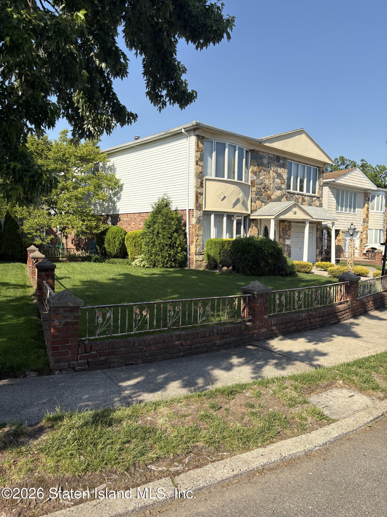 Property Photo:  92 Dawson Circle  NY 10314 