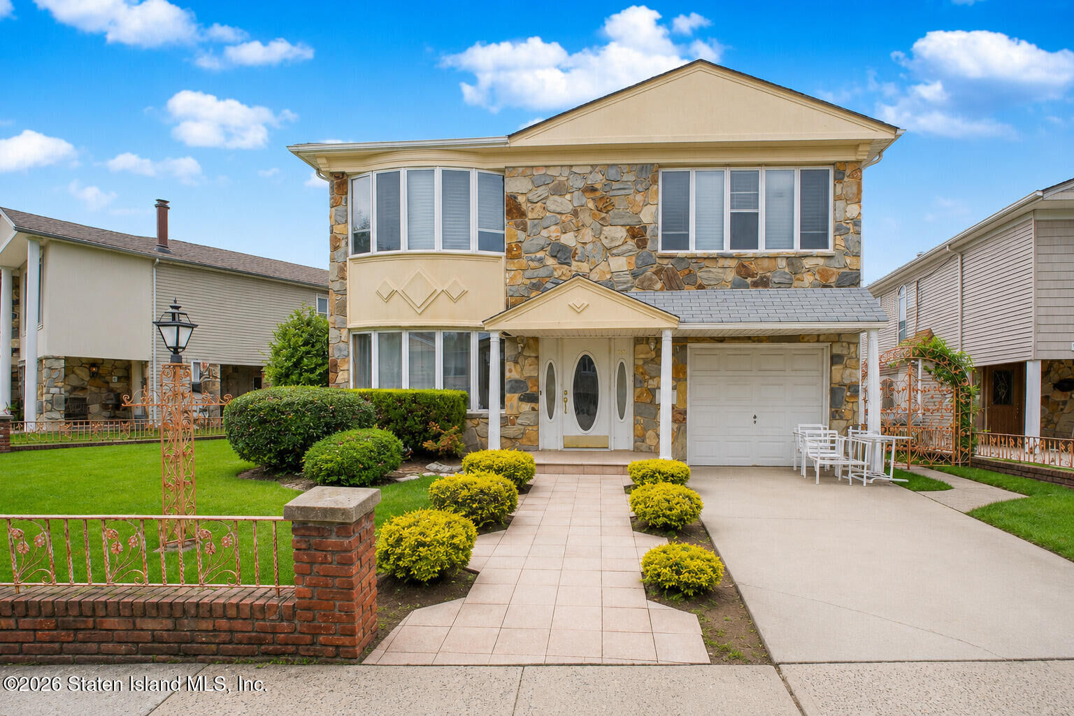 Property Photo:  92 Dawson Circle  NY 10314 