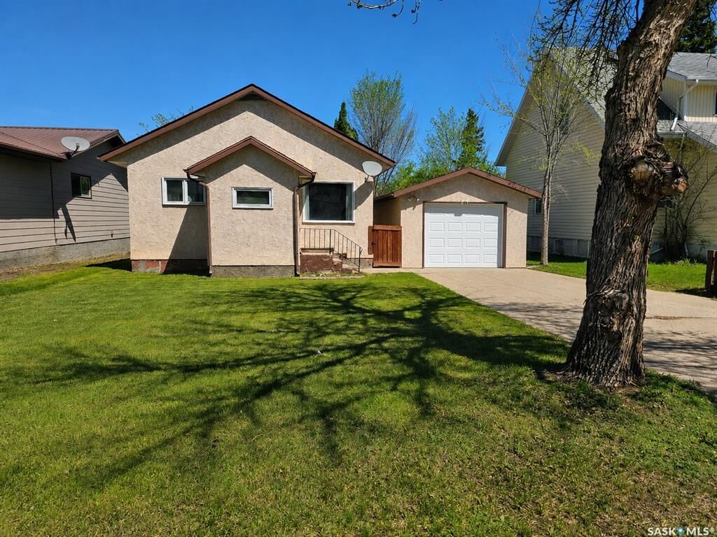Property Photo: 409 3rd Avenue W SK S0K 4L0