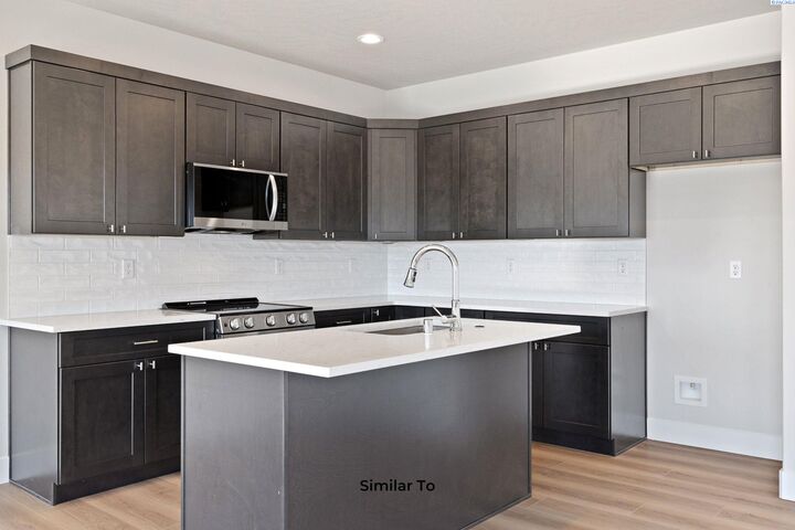 Property Photo: 206 N Dewberry Pl WA 99336