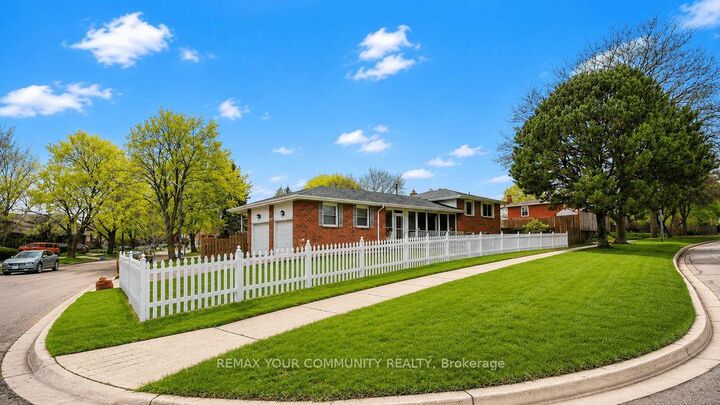 103 Muir Crescent — photo 1