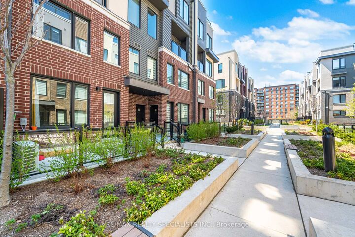 Property Photo: 3405 Ridgeway Drive 21 ON L5L 0B9